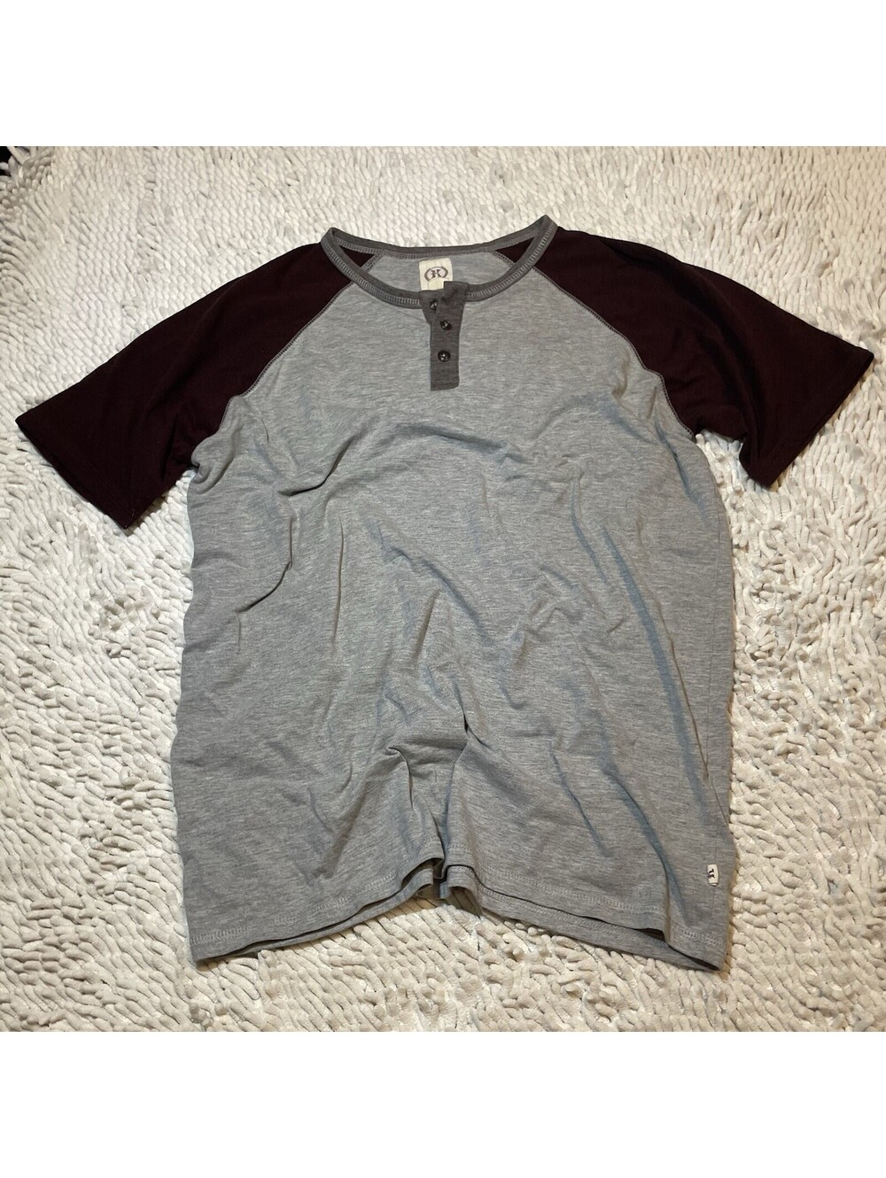 Y2K Kolby Raglan Short-Sleeve Henley Gray Red Medium 3 Button Casual